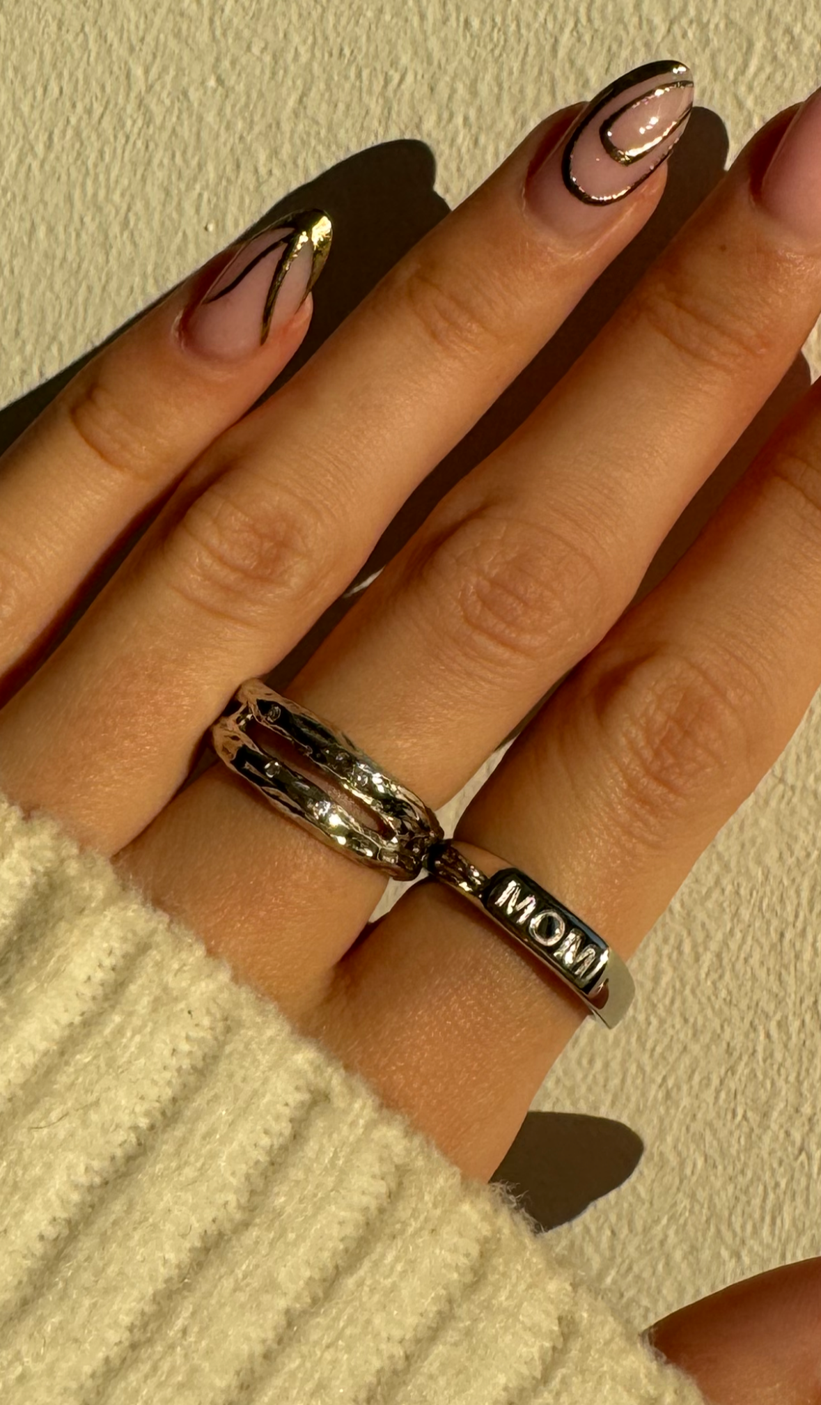 MOM, ring